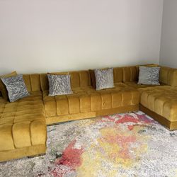 Mustard‑Gold Couch – “Like New” Condition, Never Sat On – Downsizing Sale 3 Piece Sectional