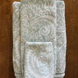 RALPH LAUREN 100% Cotton 3 piece bath set in Sage Green; includes 1 bath towels, 1 hand towels, and 1 washcloths