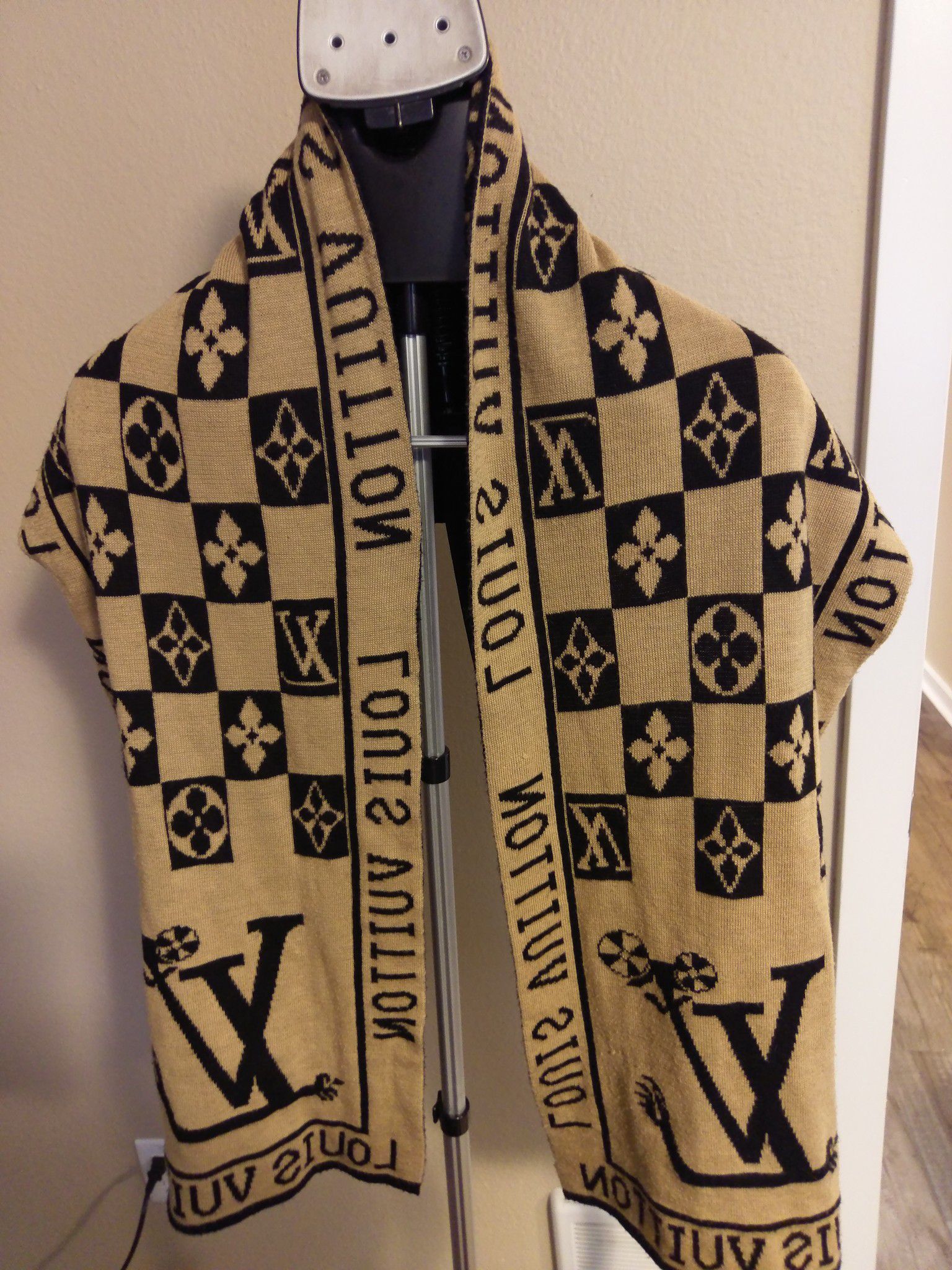 Louis Vuitton knitted scarf