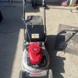 Honda HRR Series 21-inch Self-Propelled Gas Lawn Mower