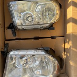 Toyota Tundra Headlights (2007-2017) 