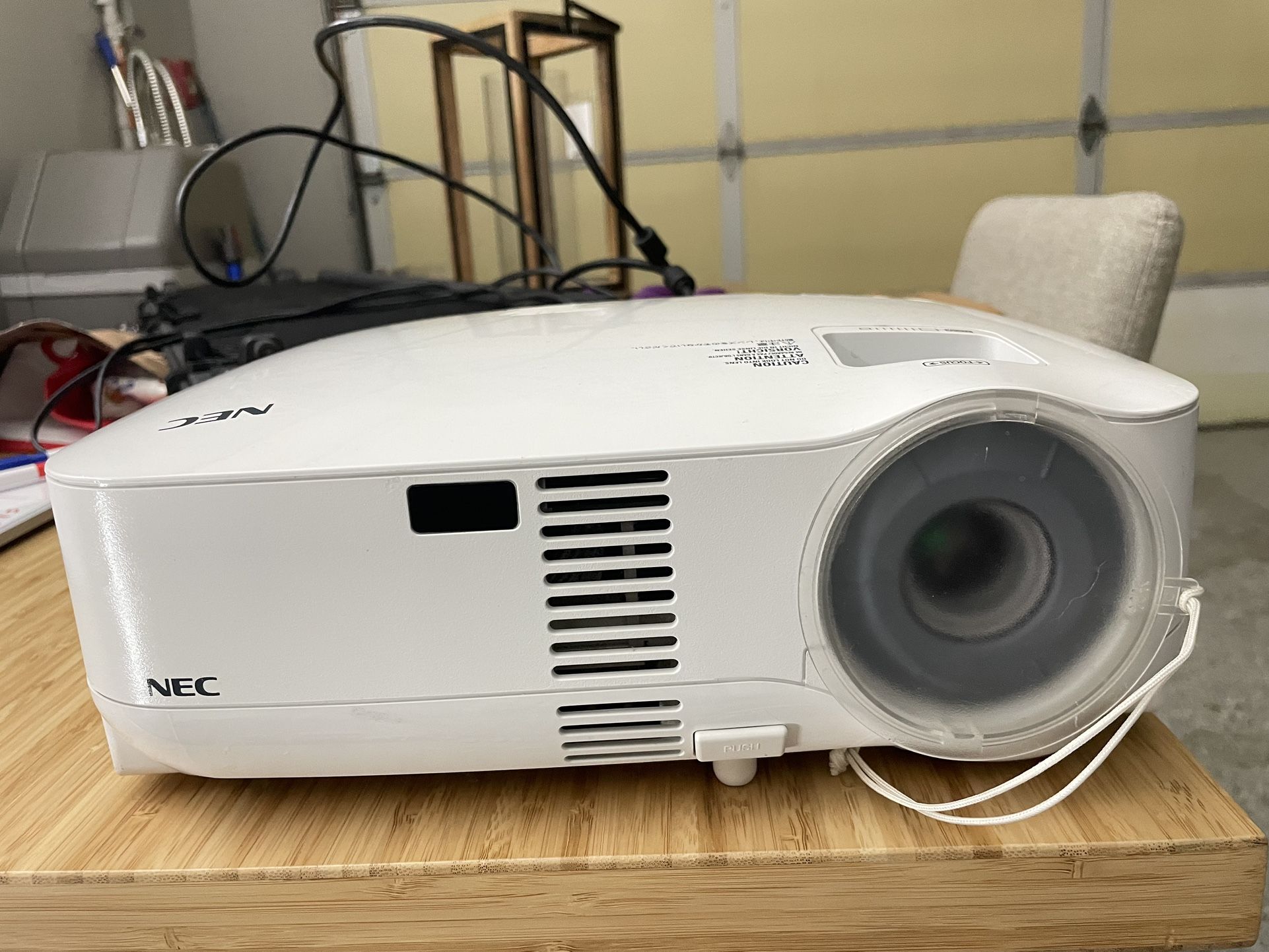 NEC VT695 XGA (1024 x 768) LCD Multimedia Projector, 2500 ANSI Lumens, 6.4 lb (2.9 kg)
