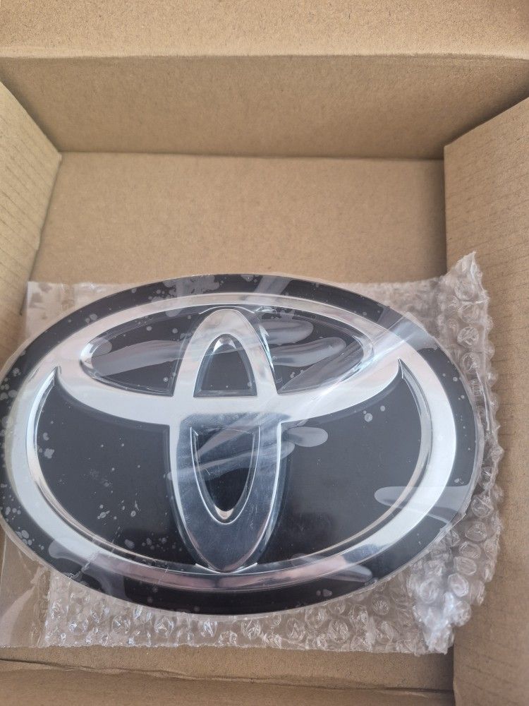 Genuine Toyota Grill Radar Emblem 53141-33130 PRIUS RAV4 CAMRY HYBRI