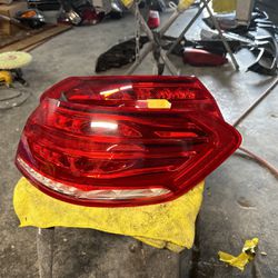 014 2016 Mercedes Eclass left and right tail light