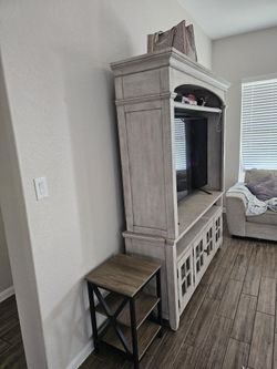 Entertainment center