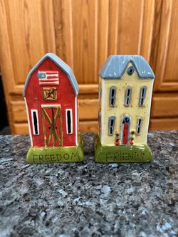 Vintage Ceramic Farmhouse Barn “Freedom & House Friends”.   Pair of  Salt and Pepper Shakers.  Size approximately 4 1/2 inches tall.  Preowned never u