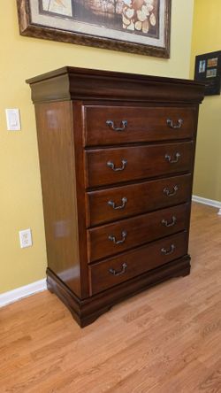 Clean and Nice Brown 5-Drawer Chest / Tall Dresser