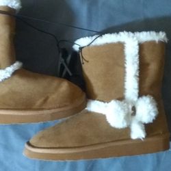 Similar To UGGs Boots New Size 3