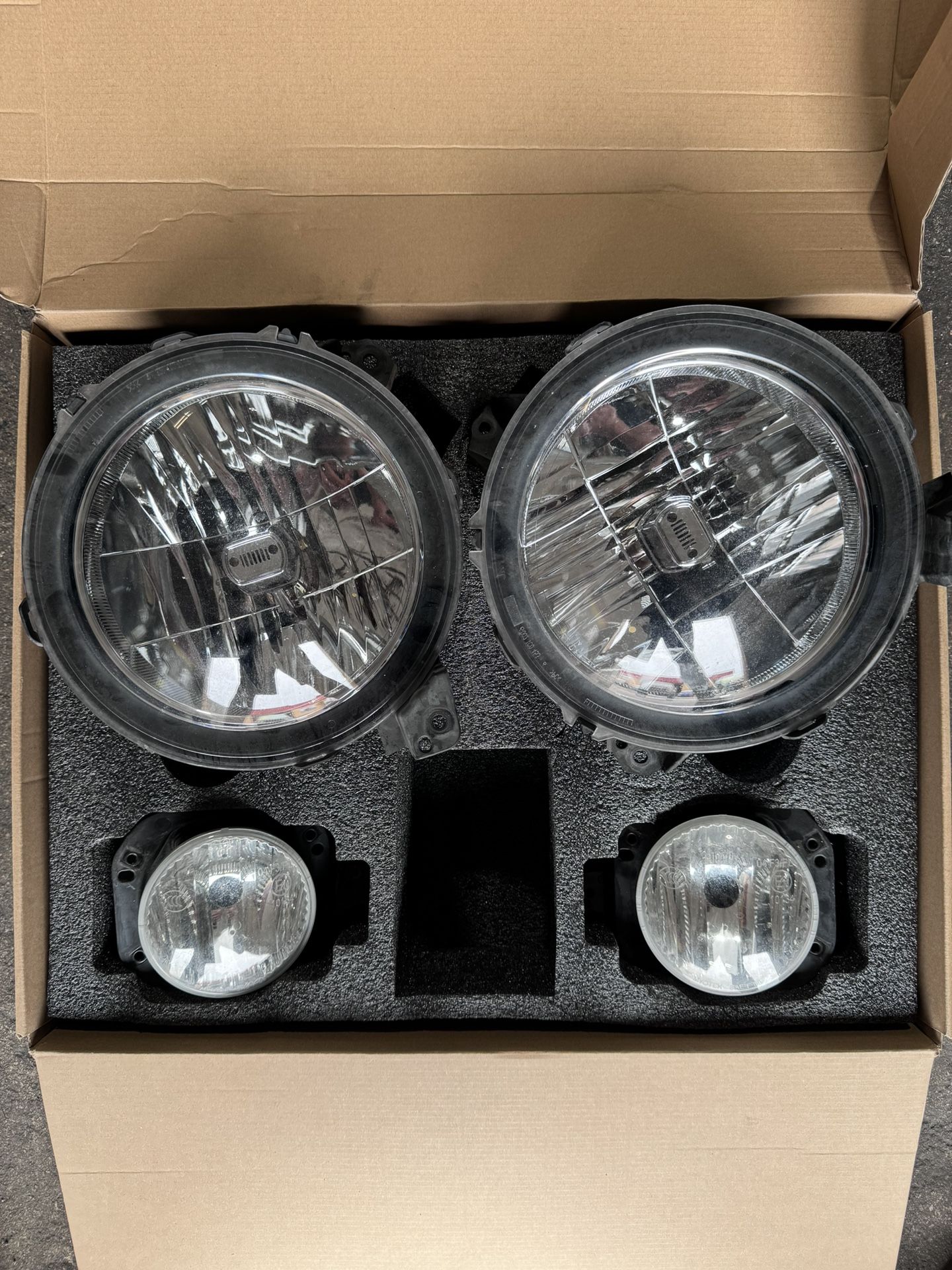 2022 Jeep Wrangler Rubicon - Headlamps and Fog Light Assemblies