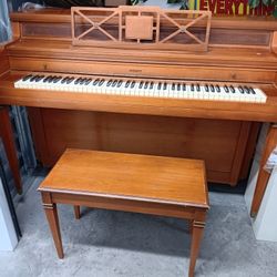Everett Consol Piano