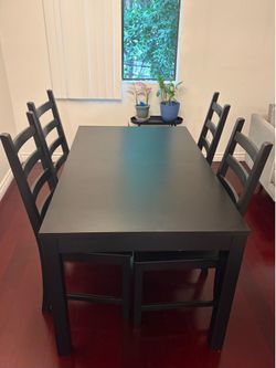 Extendable dining table