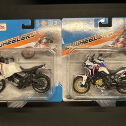 Maisto 1:18 Scale Honda Africa Twin / Ducati Desert MotorCycle - Replicas