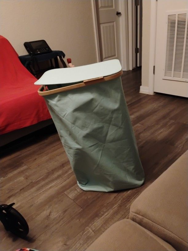 Laundry hamper With Lid