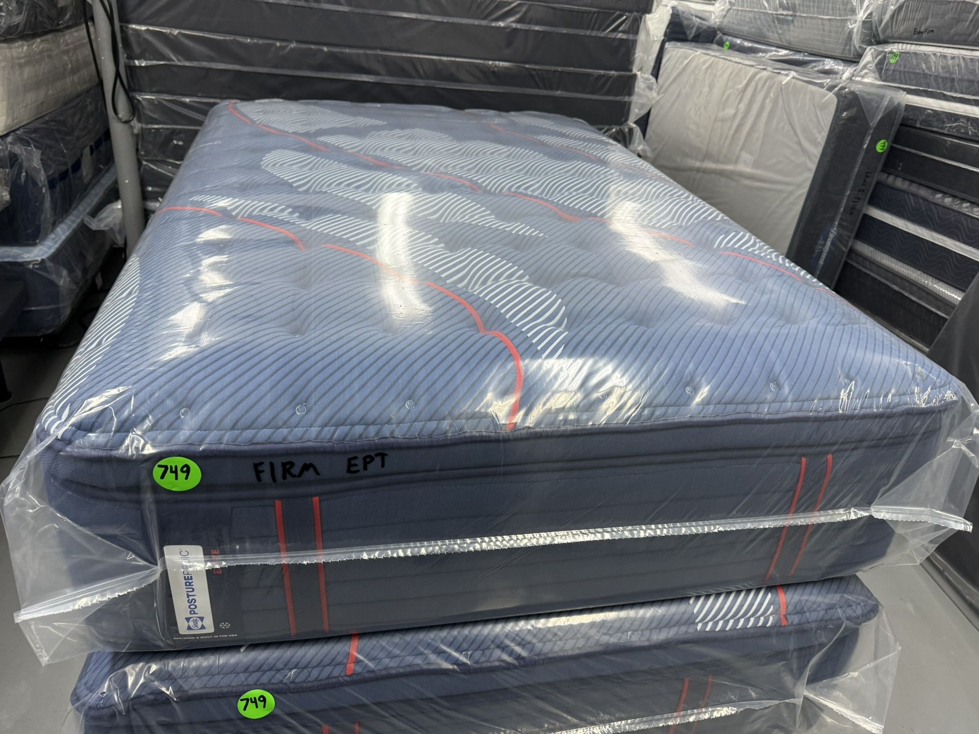 FULL SIZE SEALY POSTUREPEDIC ELITE HYBRID PILLOW TOP MATTRESS & BOX SPRING BED SET