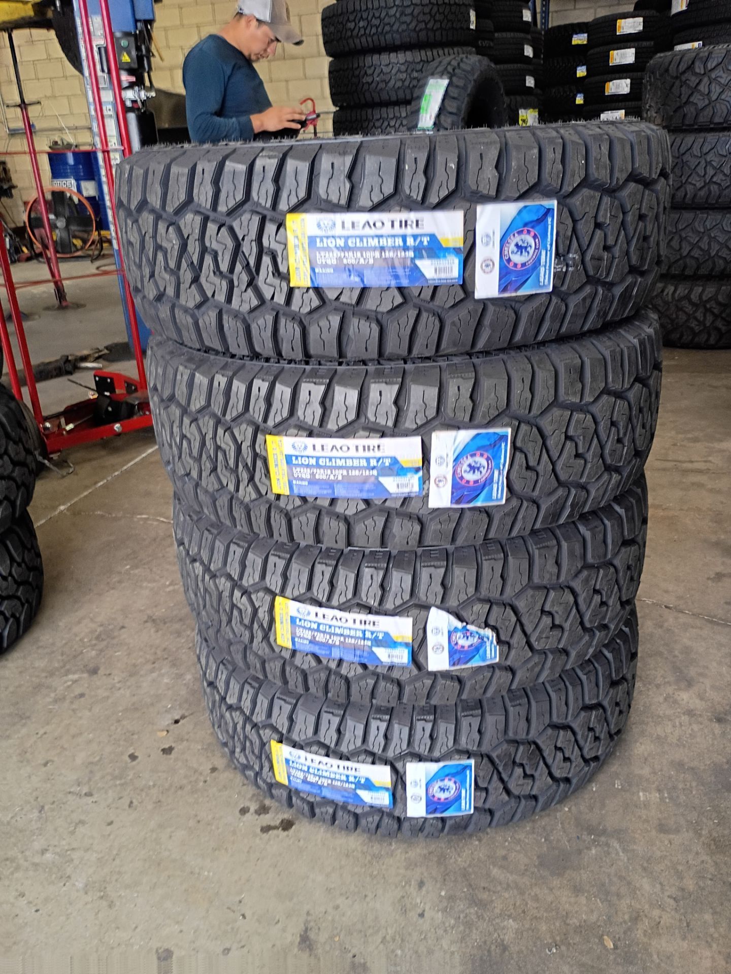 285/75/16 LEO TIRE