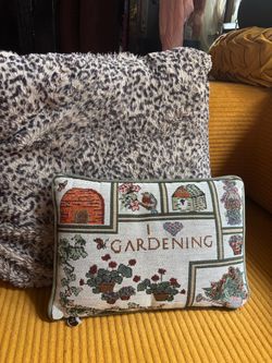I Love Gardening Tapestry Throw Pillow