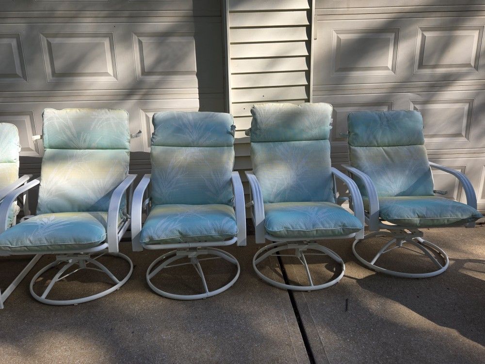 4 Outdoor swivel chairs w/ cushions