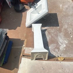 Pedestal Sink 