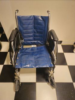 Wheelchair with seatbelt
