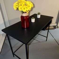 Desk type table
