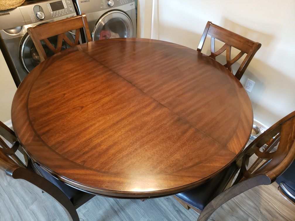 Dining table with 6 leather seats