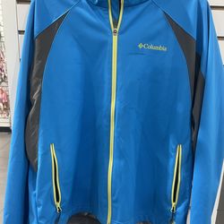 Columbia Men’s Softshell Jacket – Warm, Wind-Resistant & Ready for Anything!