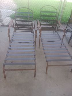 Set of 2 outdoor lounge chairs