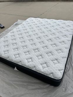 Helix Luxe Midnight California King Mattress - Like New, Used Once