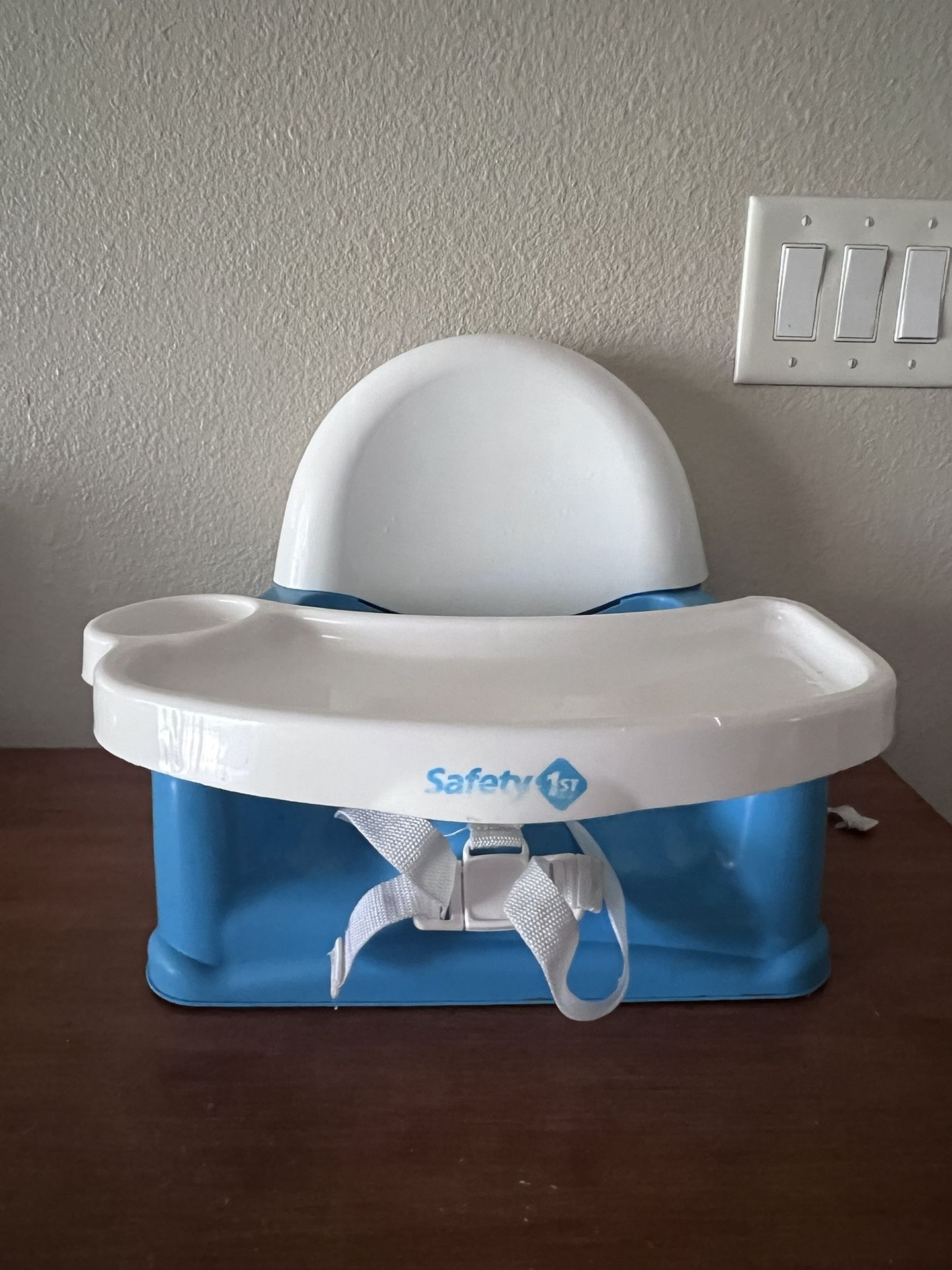 Safety 1st Easy Care Swing Tray Feeding Booster,