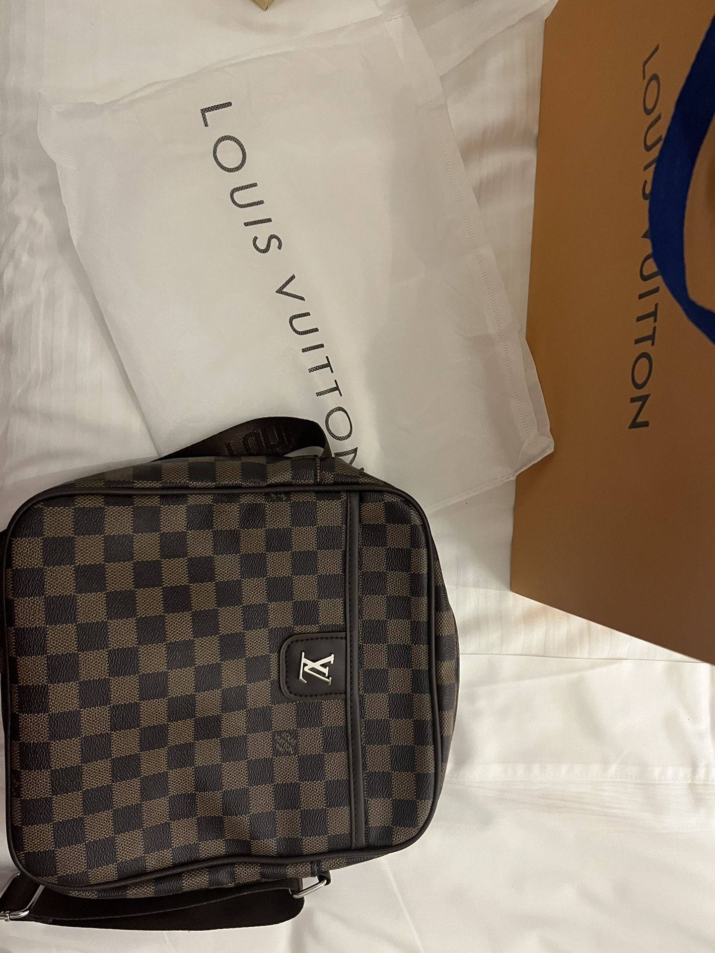 LV Messenger Bag for Sale in Prospect Heights, IL - OfferUp