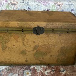 VINTAGE WORLD ATLAS TRUNK/COFFEE TABLE 