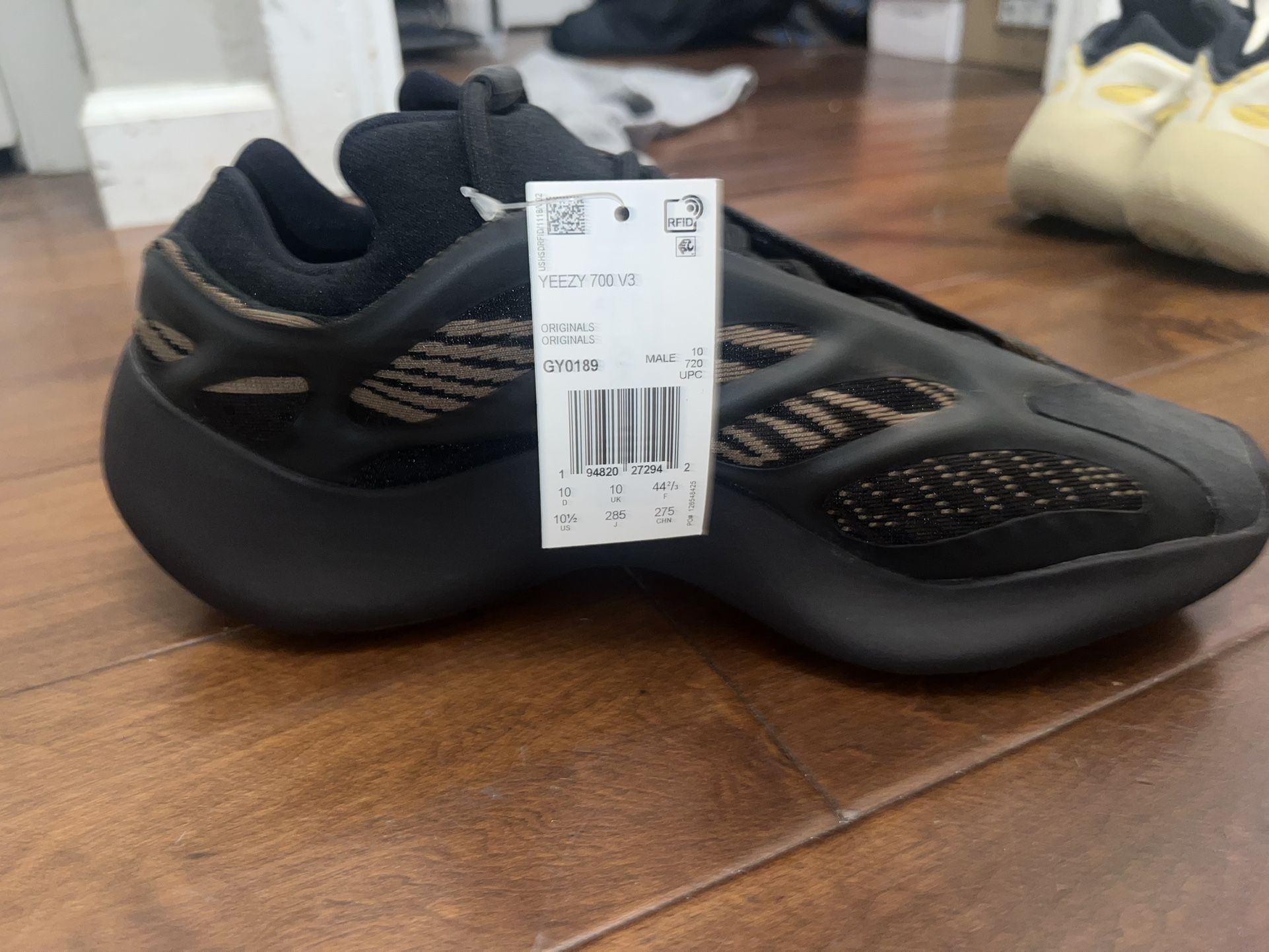 Adidas Yeezy 700 v3 Safflower Yeezy 700 v3 Clay Flower Yeezy  display picture 2