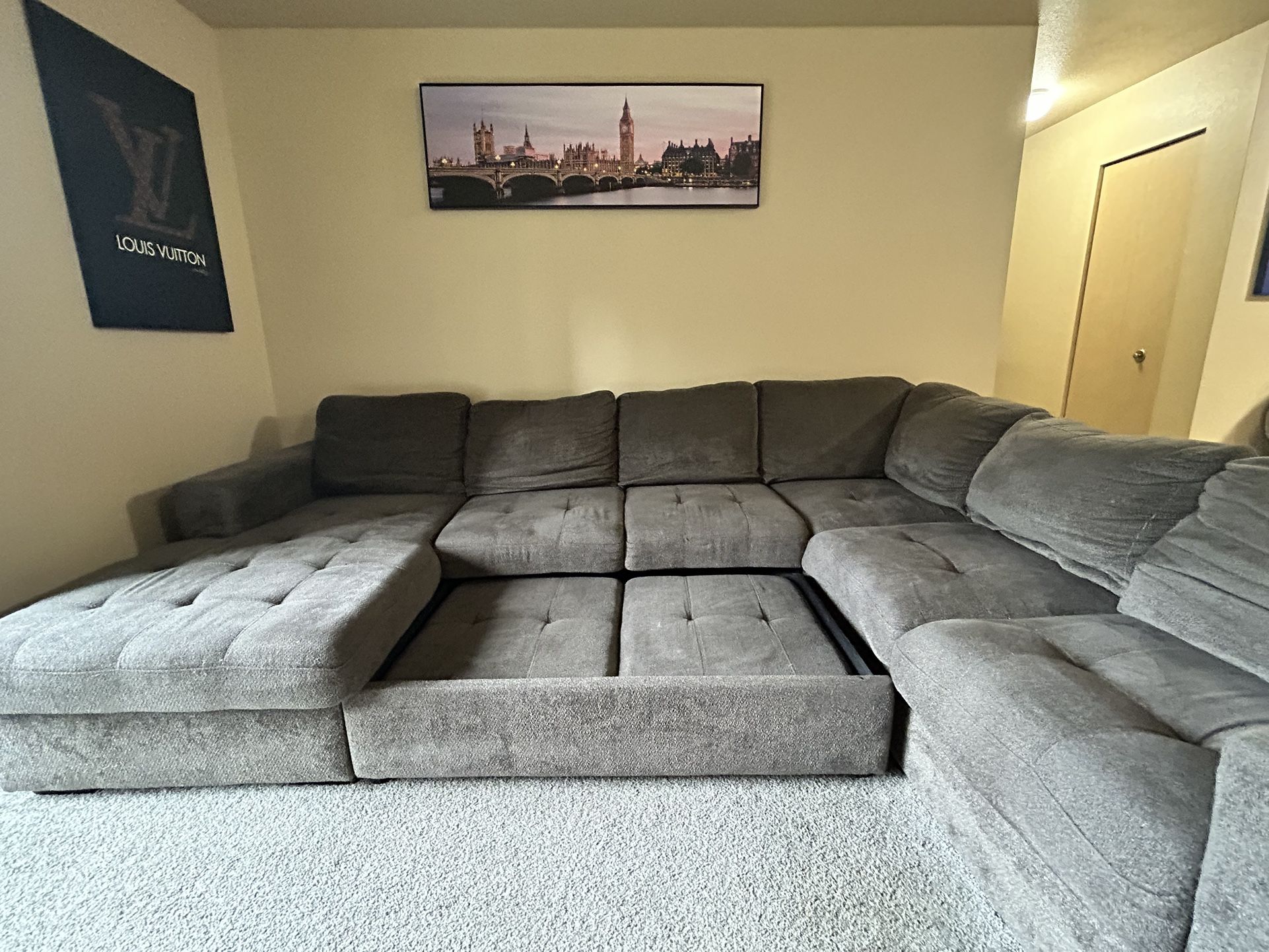 Large Ash Gray Sectional Couch(with A Pull Out Extend)