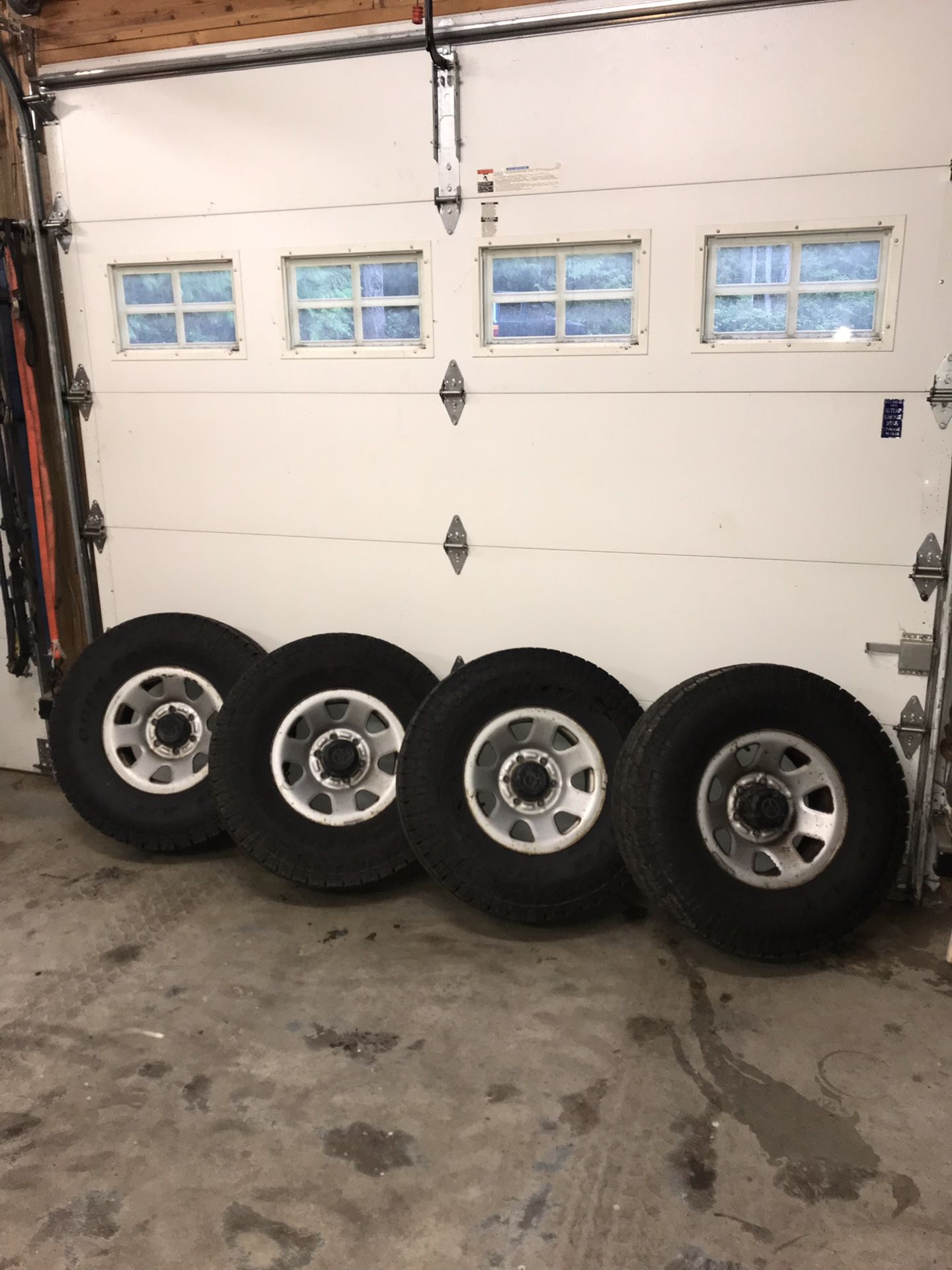 Toyota tires and wheels set 31”