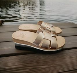 Skechers BOBS Desert Kiss Low - Peak Look Slide Sandals in Gold Women’s Size 10