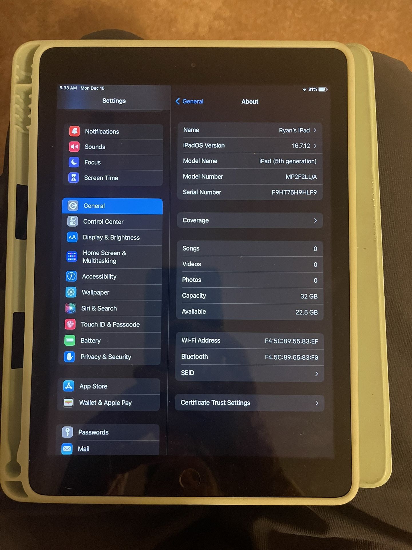 Apple iPad 5th Generation 32gb mint condition works perfectly charging cord included