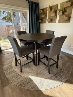 Dining table and chairs set with carpet