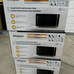 Whirlpool 1.1-cu ft Medium 900 -Watt Sensor Cooking Controls Countertop Microwave ( Silver )