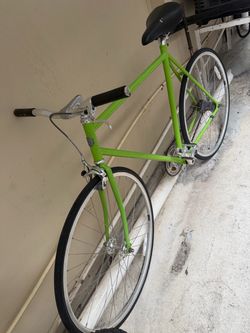 bicicleta tipo fixed-gear/single-speed (fixie), de ruedas 700c