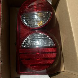 Tail Light For 2005-2007 Jeep Liberty Passenger Side 