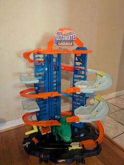 Hot Wheels track. Ultimate garage T-Rex