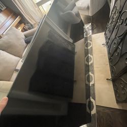 85’ Hisense TV *TV turns on but no picture* *NEEDS REPAIRS OR USED FOR PARTS*