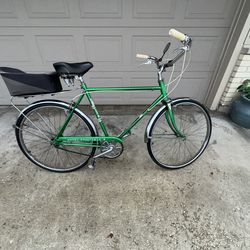 Vintage 1960s Huffy sportsman men’s 3 speed bike 22”  frame made in England w/rear canvas storage trunk. Everything works rear brakes could use adjust