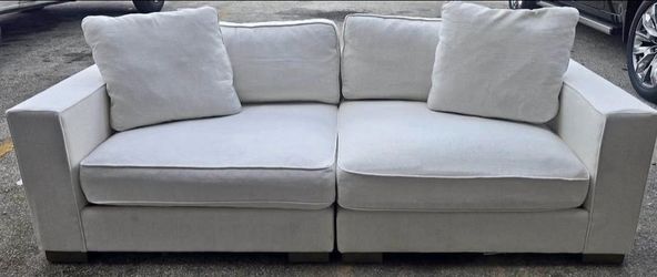 Hermoso sofá color off white medidas 85 ancho X 43 profundidad
