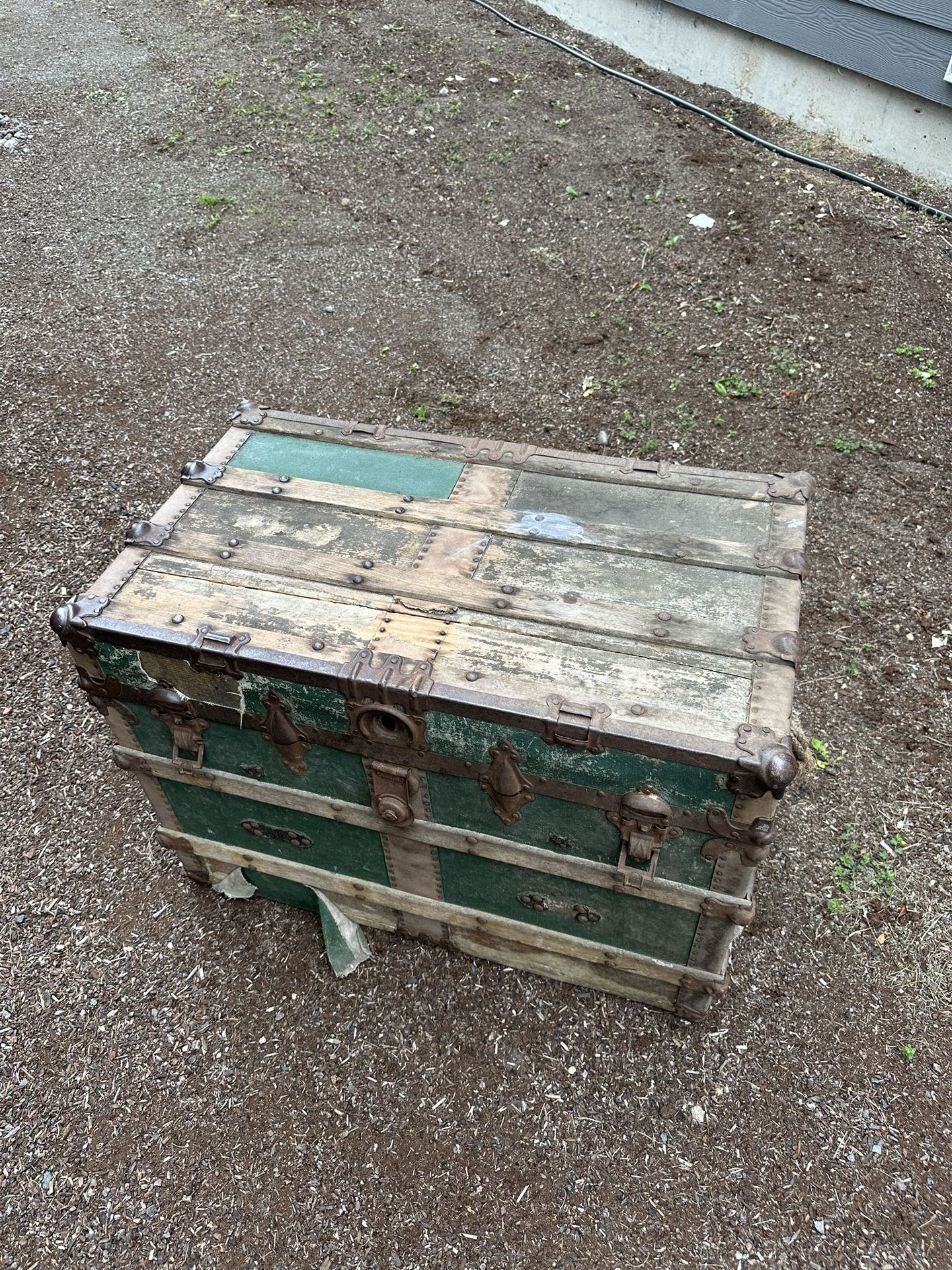 Antique Steamer Trunk – Vintage Wood & Metal Chest with Tray