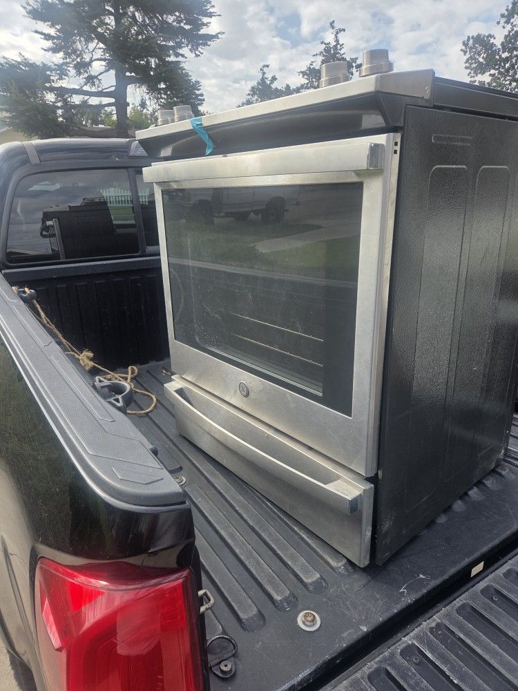 Nice Electric Stove Needs To Be Cleaned