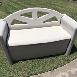 Rubbermaid Storage Bench