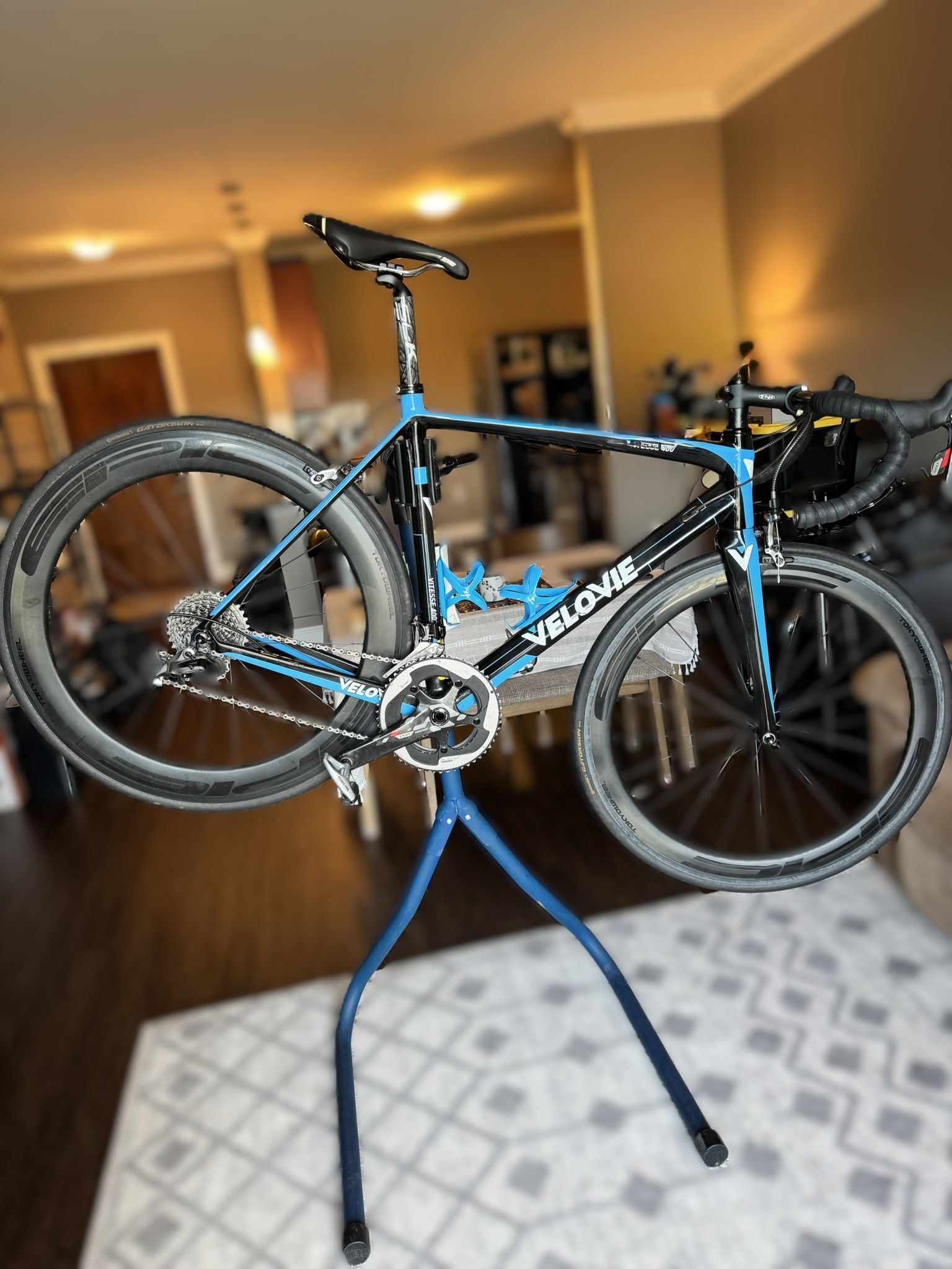 Carbon Velovie Vitesse 400 – SRAM Red 22, Carbon Wheels, Extras + Bike Bag Available