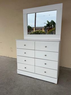 8 Drawers with Mirror
