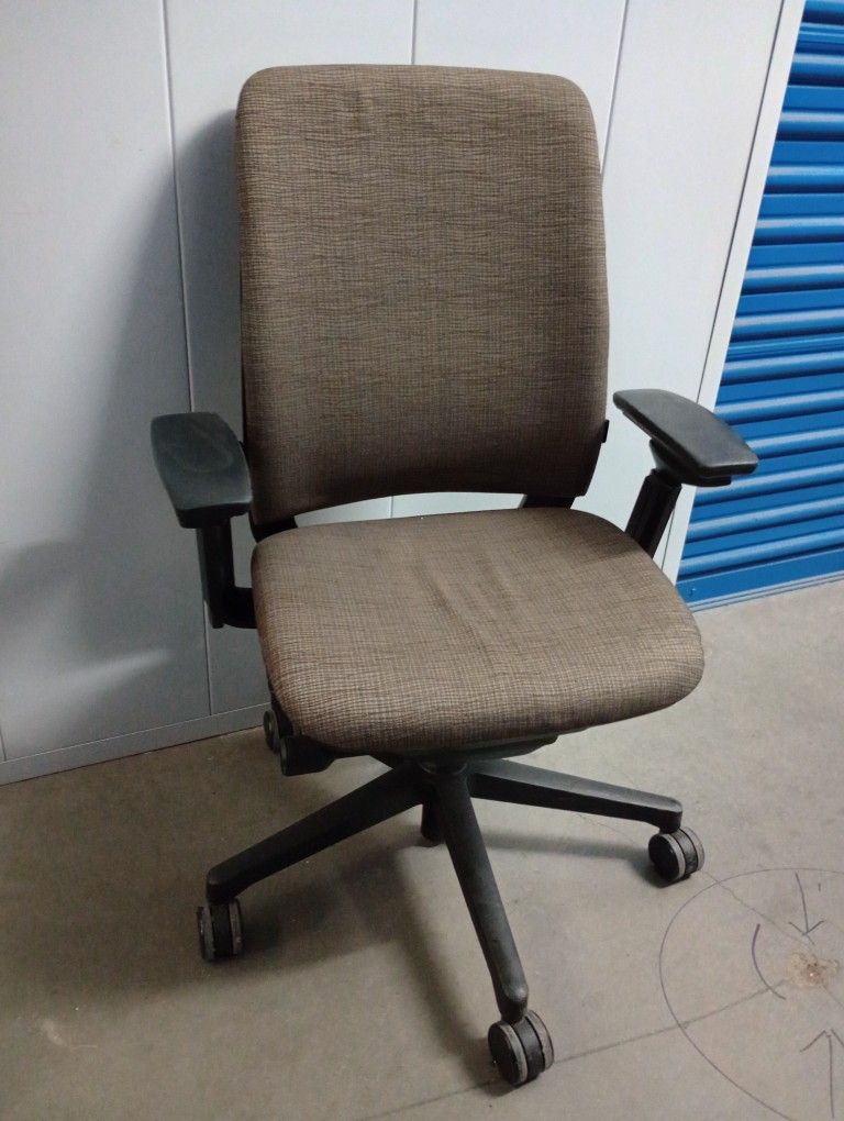 Steelcase Amia Ergonomic Task Chair In Good Condition $ 150